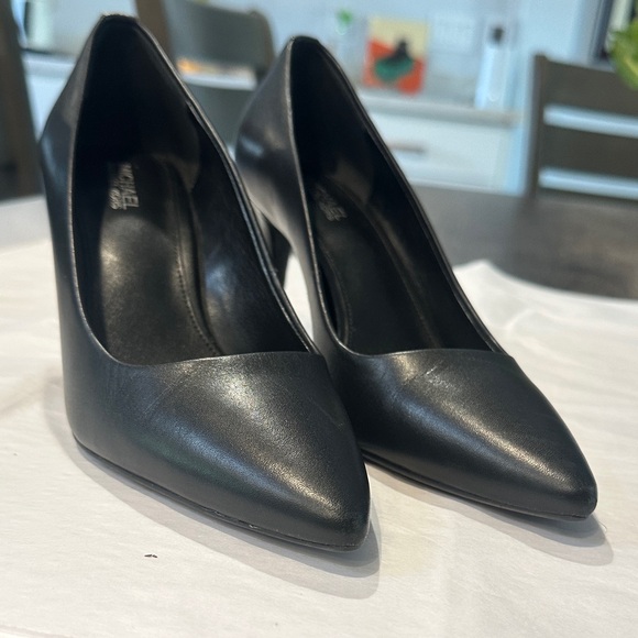 Michael Kors Alina Flex Pump - Picture 3 of 6